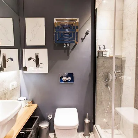 Bright Cool 1bed1bath Stylish Home! #376 *